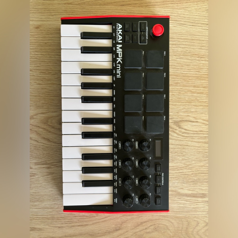 AKAI MPK III - New